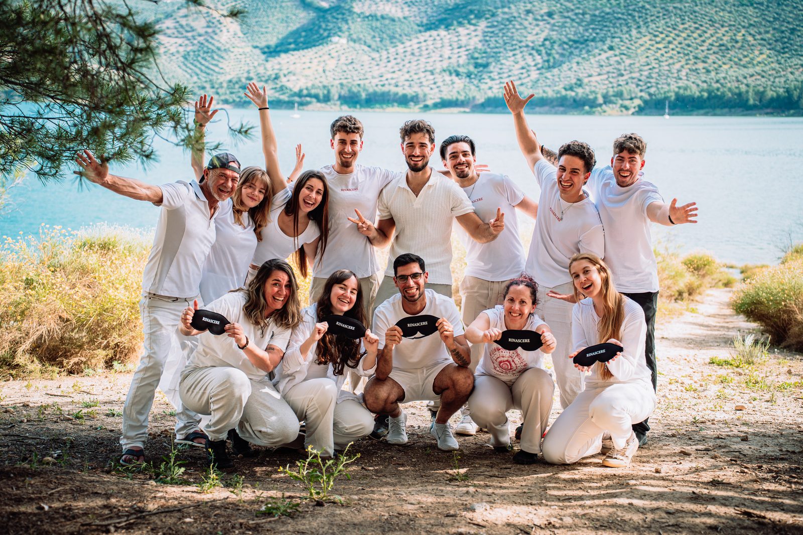 Grupo de participantes de una edición de Rinascere junto a un embalse