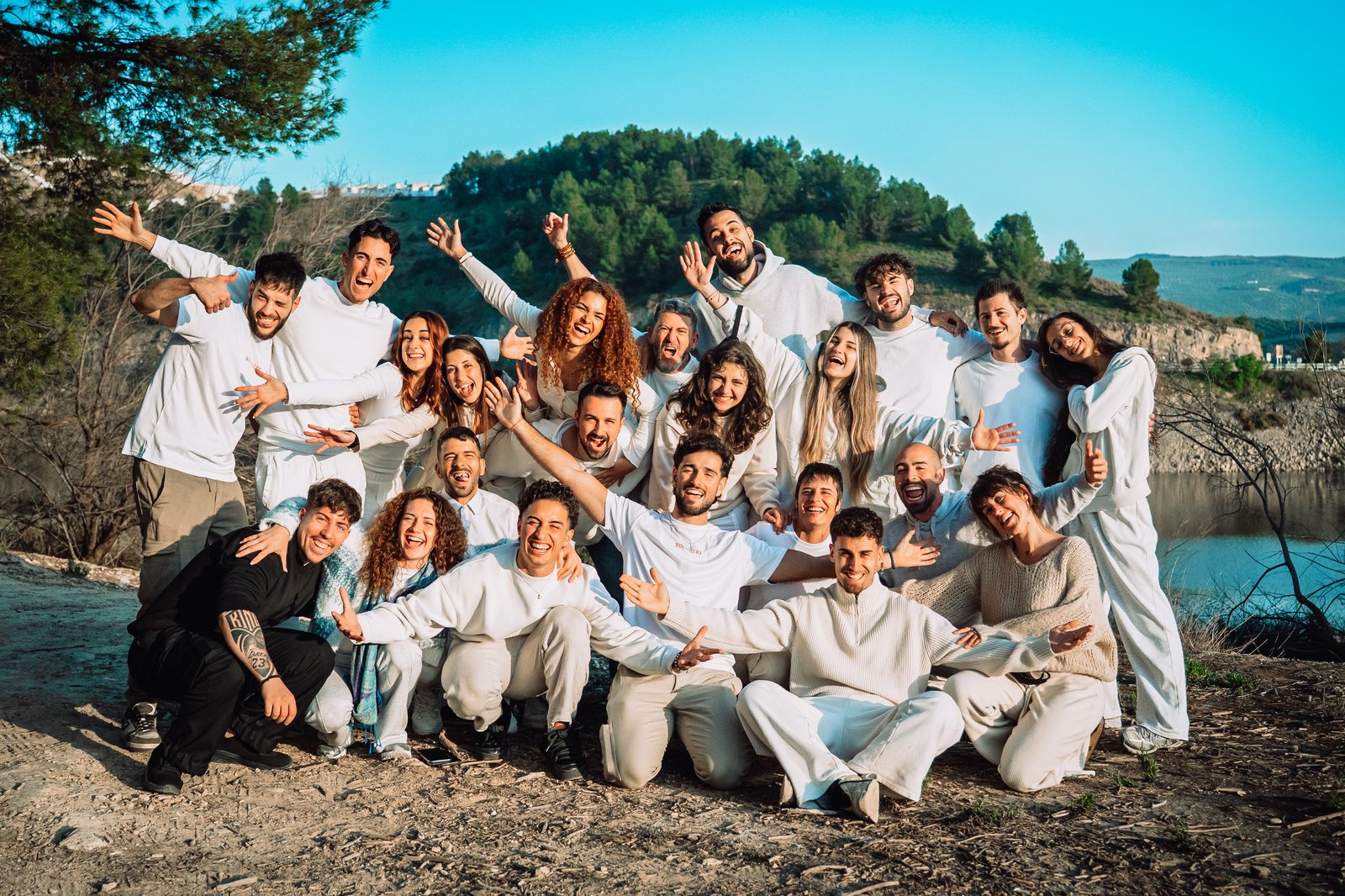Grupo de participantes vestidos de blanco en una edición de Rinascere