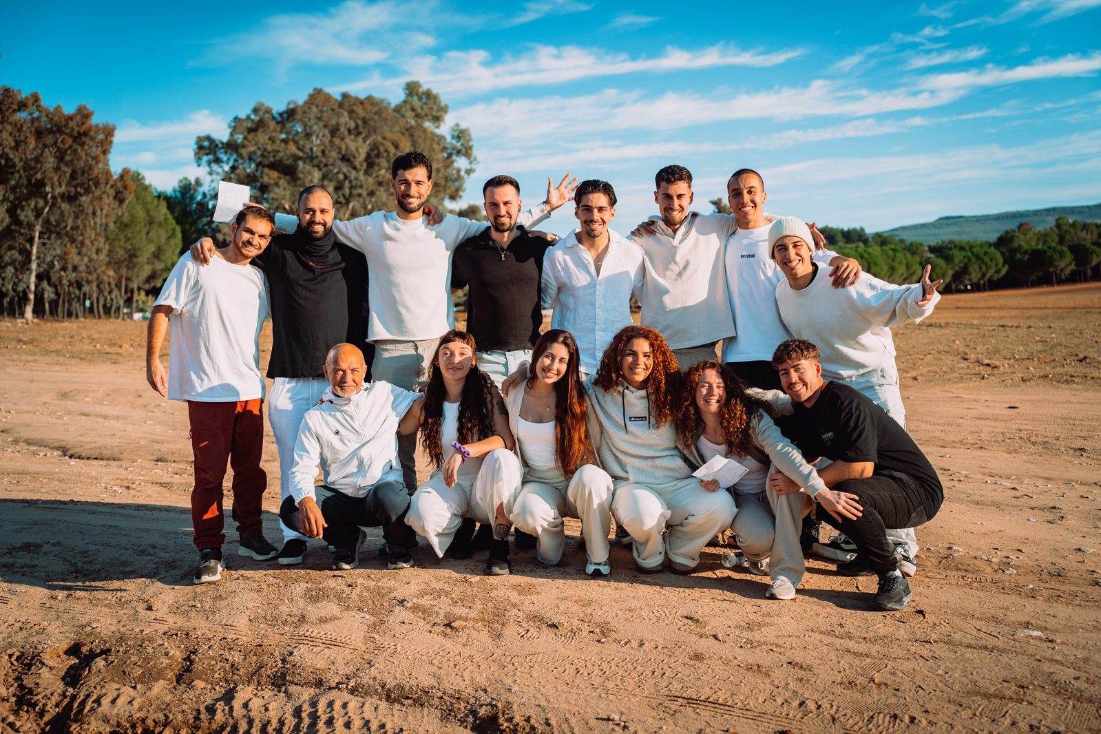 Grupo de participantes al aire libre en una edición de Rinascere