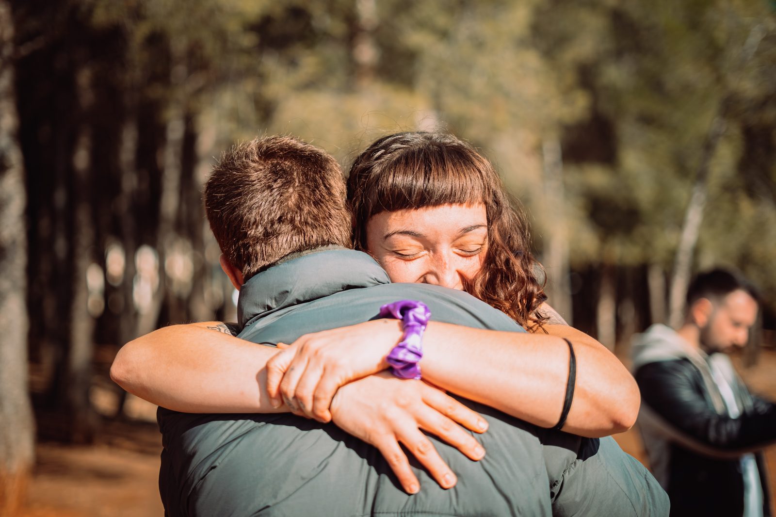 Abrazo entre participantes de Rinascere tras la experiencia